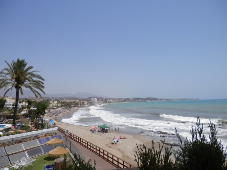Utsikt mot byn La Cala längs strandpromenaden